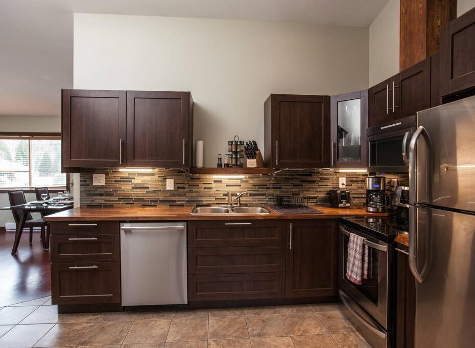 The Best 2 Bedrooms Suite In Revelstoke! Екстер'єр фото