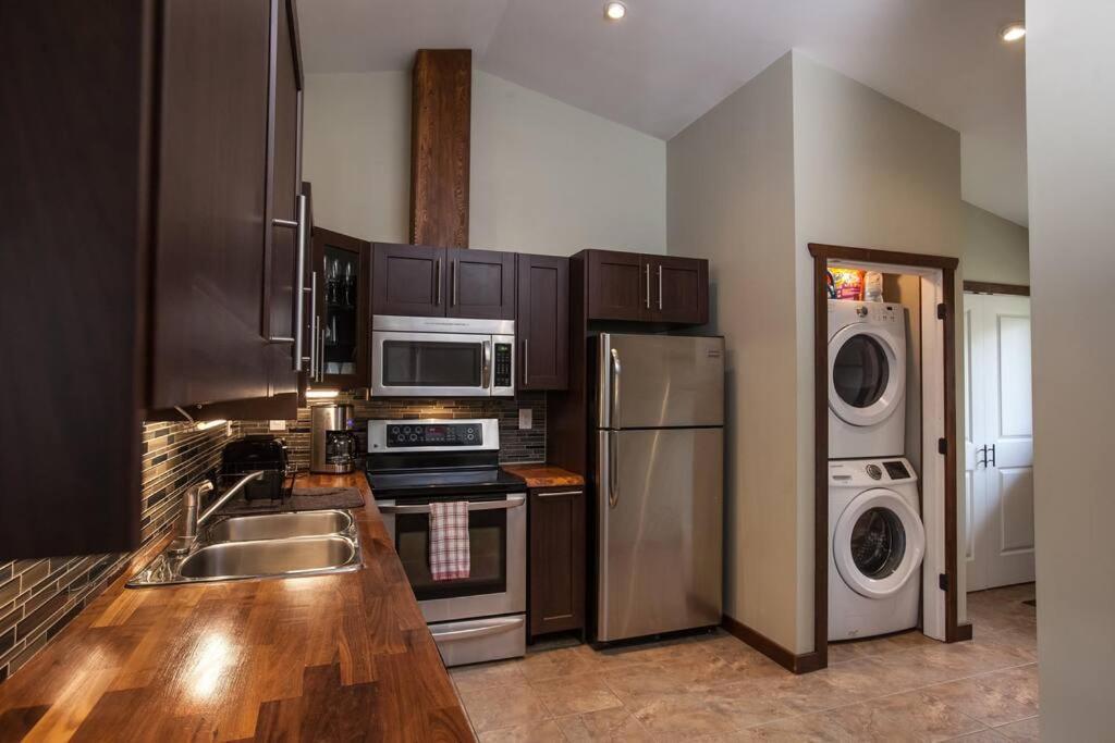 The Best 2 Bedrooms Suite In Revelstoke! Екстер'єр фото